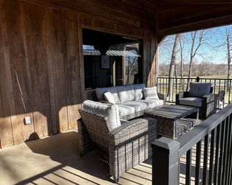 Rustic Lodge with a view of open pastures and bison grazing on the land. - Wyandotte - Balcony