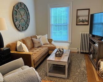 Circa 1850 Federal - 3 Bedroom 2 Bath Home In The Heart of Bath, Maine. - Bath - Huiskamer