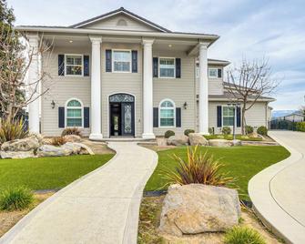 Pool and Private Theater Porterville Group Getaway! - Porterville - Gebouw