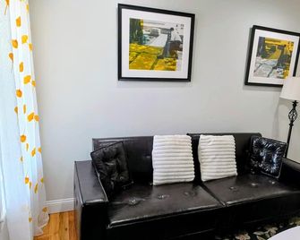 Cozy 3BR Stay in Stamford & Near Old Greenwich - Stamford - Living room