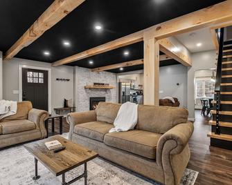 Graphite MTN Retreat - .75 mi to Hague Beach, access to Hague Brook, EV charger - Hague - Living room