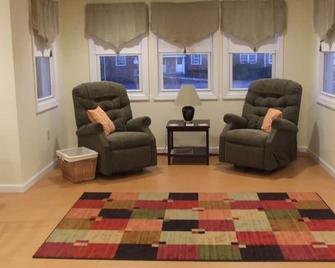 Beautifully Renovated Beach Block 2-Bedroom Unit - Long Beach - Living room