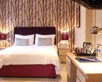 Double Ensuite with Bath and Walk-in Shower - Yeovil