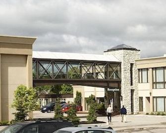 Pinestone Resort & Conference Centre - Haliburton - Building