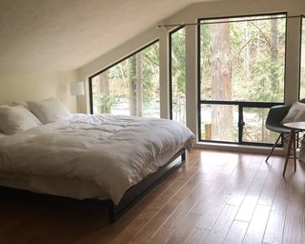 Mid century riverfront cabin. Hot tub, Pet friendly, Riverview - Sandy - Habitación