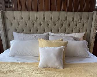 Cheerful Spacious Unique Older Home - Fort Smith - Bedroom