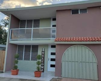 Pool Party House Keep The Family Together Fit 10 + - Mayagüez - Budova