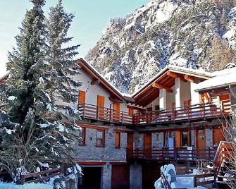 The Chalet is Situated in a Quiet and Sunny Area of Antey Saint André - Antey-Saint-André - Edificio