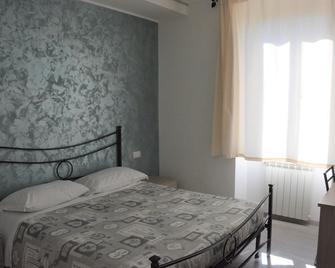Albano Station Rooms - Pavona - Camera da letto
