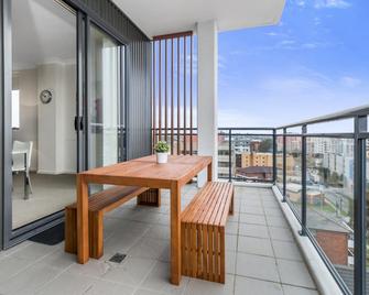 Astra Apartments Sydney-Liverpool - Liverpool - Balcony