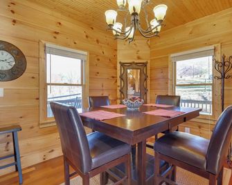 Decks & Panoramic Views: Rustic Sparta Cabin - Sparta - Dining room