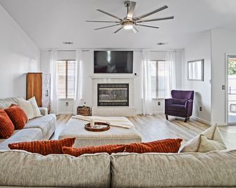 Spacious 3 BR Casa near UC Merced with Pool - Merced - Sala de estar
