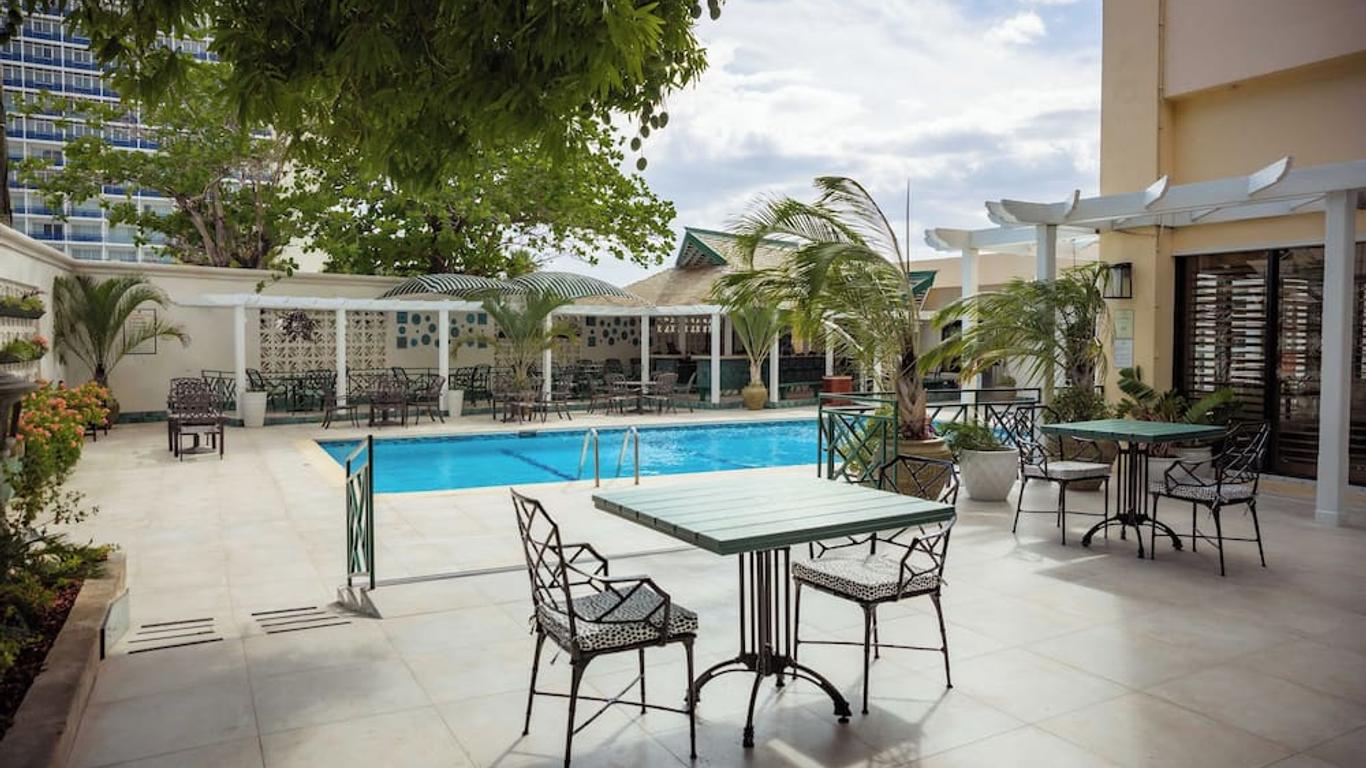 Courtleigh Hotel & Suites