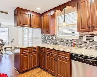 Beautiful specious house, feel home - Port Richey - Kitchen