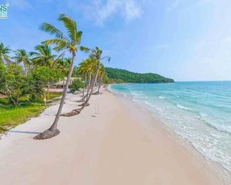 Jana Hotel & Apartment - Firework & Aquatopia Water Park - Phu Quoc - Strand