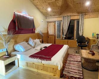 Mountain Water Stream,Cozy Retreat amongst Devdar Trees in charming Naggar - Naggar - Habitación