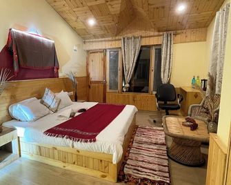 Mountain Water Stream,Cozy Retreat amongst Devdar Trees in charming Naggar - Naggar - Habitación