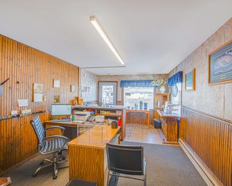 Love Hotels Tomahawk By OYO At Lake Mohawksin Wi - Tomahawk - Front desk