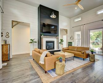 5BR Farmhouse w/ Hot Tub, Seasonally Heated Pool & Huge Yard - Boise - Huiskamer