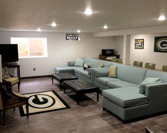 Oneida St Duplex 5 min walk to Green Bay Draft Stage 7 beds kitchen laundry park - Green Bay - Sala de estar