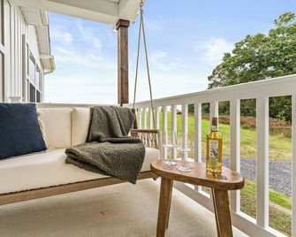 Lake access w/hot tub, game room,boat slip, kayaks & more - Orange - Balkon