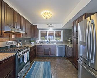 The Gatsby Getaway - A Charming 100-Year-Old Lakeside Retreat in Beaver Dam! - Beaver Dam - Keuken