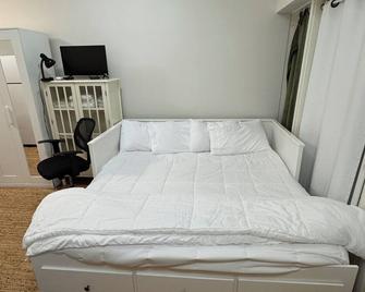 Cozy nest of a condo tiny home in Downtown Northampton-- walk to Smith College! - Northampton - Bedroom