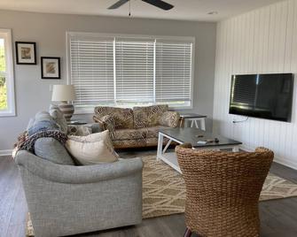 4 Bedroom Ocean View Beach Box Cottage in Duck. - Duck - Living room