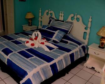 Chrisann's Beach Resort - Ocho Rios - Bedroom