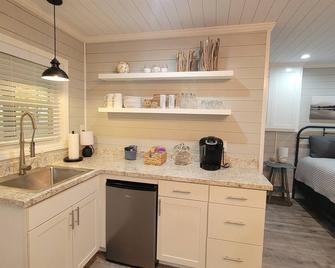 Lakefront Tiny Home with Dock, Hot Tub & Firepit - Dandridge - Kitchen