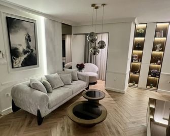 Luxury 2BR w/Parking walk to Beach and Old Town Kotor - Kotor - Living room