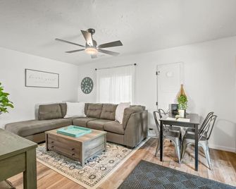 Bear Creek Cottage - Nashville - Living room