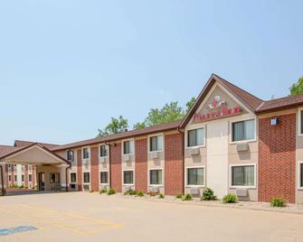 AmericInn by Wyndham Council Bluffs - Council Bluffs - Building