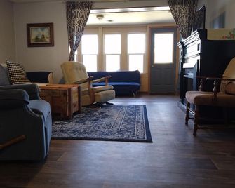 Quiet Cottage On The Lake - Delton - Living room