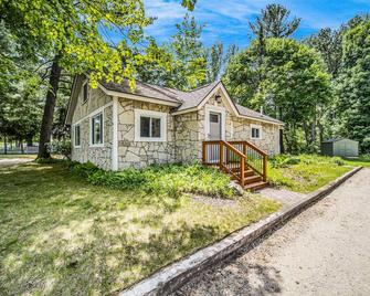 Pleasant Street Retreat - Boyne City - Building