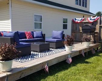 Cozy home centrally located with view of lake Superior and comfy beds! - 머니싱 - 파티오