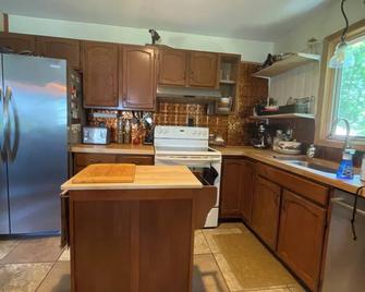 Quiet, Rural 3 Acre Retreat w/Nearby Boutique Restaurants, Shopping, Culture - Sharpsburg - Kitchen