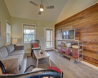 Creekfront Hayesville cottage with beautiful sunrise and sunset views! - Hayesville - Sala de estar