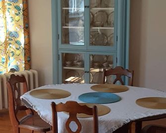 Quiet New England neighborhood - Greenfield, Ma. One guest only. - Greenfield - Dining room