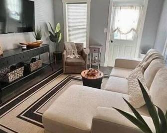 Modern and chic 2 bedroom home near Glacier! - Cut Bank - Living room