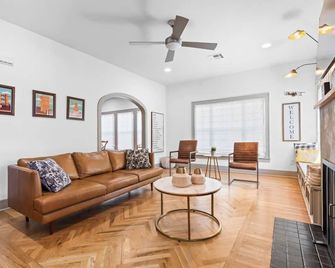 A Real Fixer Upper - Giraffe House - Waco - Living room