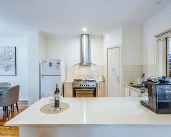 New Melbourne Staycation 3brm - Wheelers Hill - Kitchen