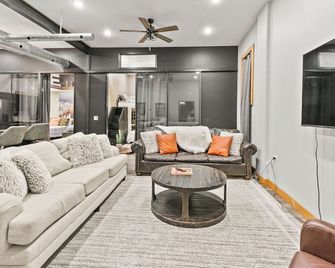 Buffalo Hallow-Unique Acreage Retreat In Midtown - Omaha - Pokój dzienny