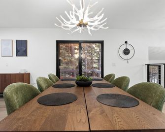 Hot tub, Game Room, Sleeps 16, No neighbors, Near Palisades, Woods - Truckee - Salle à manger