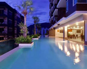 أنداكيرا هوتل - باتونغ - حوض السباحة