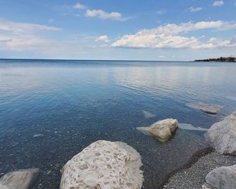 'Love on the Lake' Lakefront Updated Cottage - Hamilton - Beach