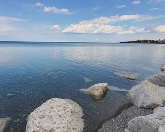 'Love on the Lake' Lakefront Updated Cottage - Hamilton - Strand
