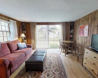 West Dennis - Adorable - Walk to the Beach! - West Dennis - Living room