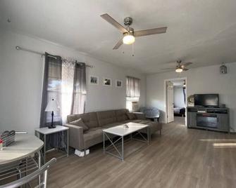 The Little Pink House - Visalia - Living room