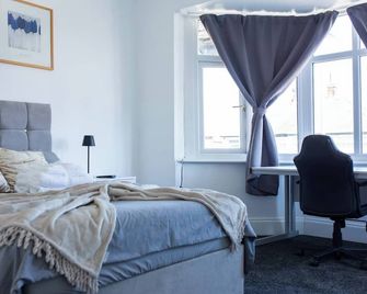 Cozy 3 Bedroom Home In Leeds, Perfect For Families And Groups - Morley - Slaapkamer
